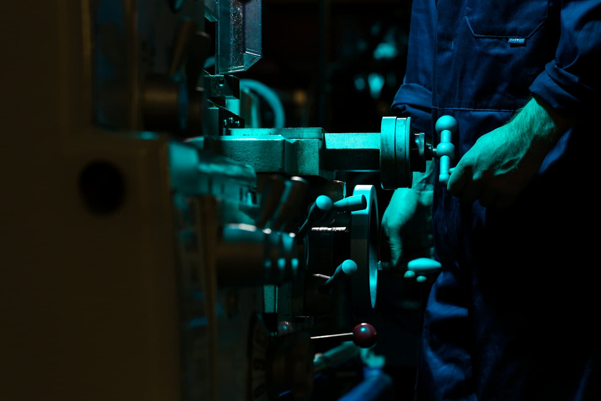 Técnico revisando una herramienta en un entorno de manufactura