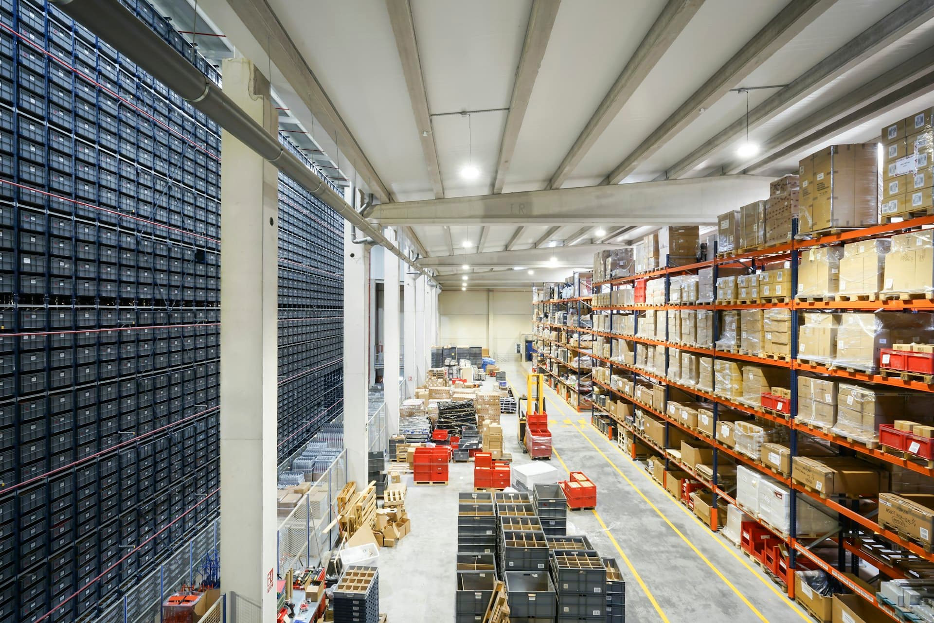 Bodega con cajas de cartón ordenadas en estanterías