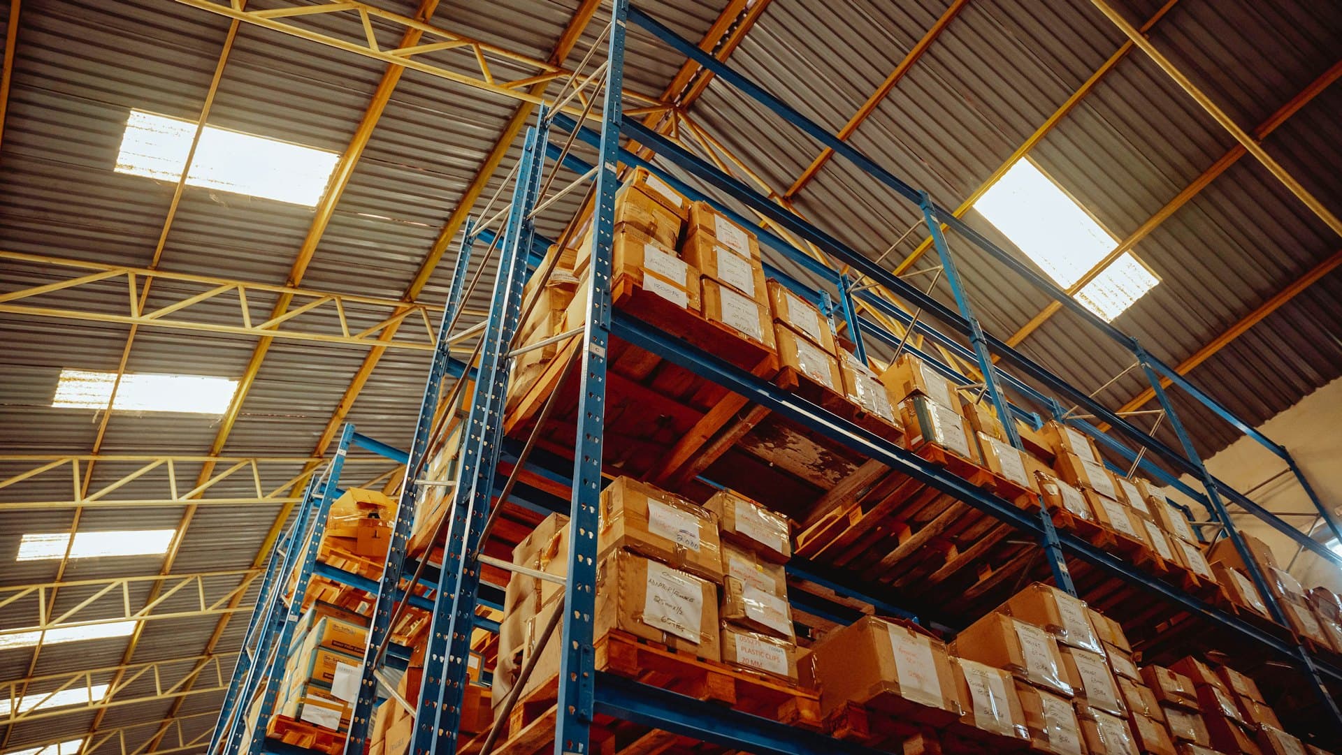 Gran pila de cajas de cartón en el interior de una bodega