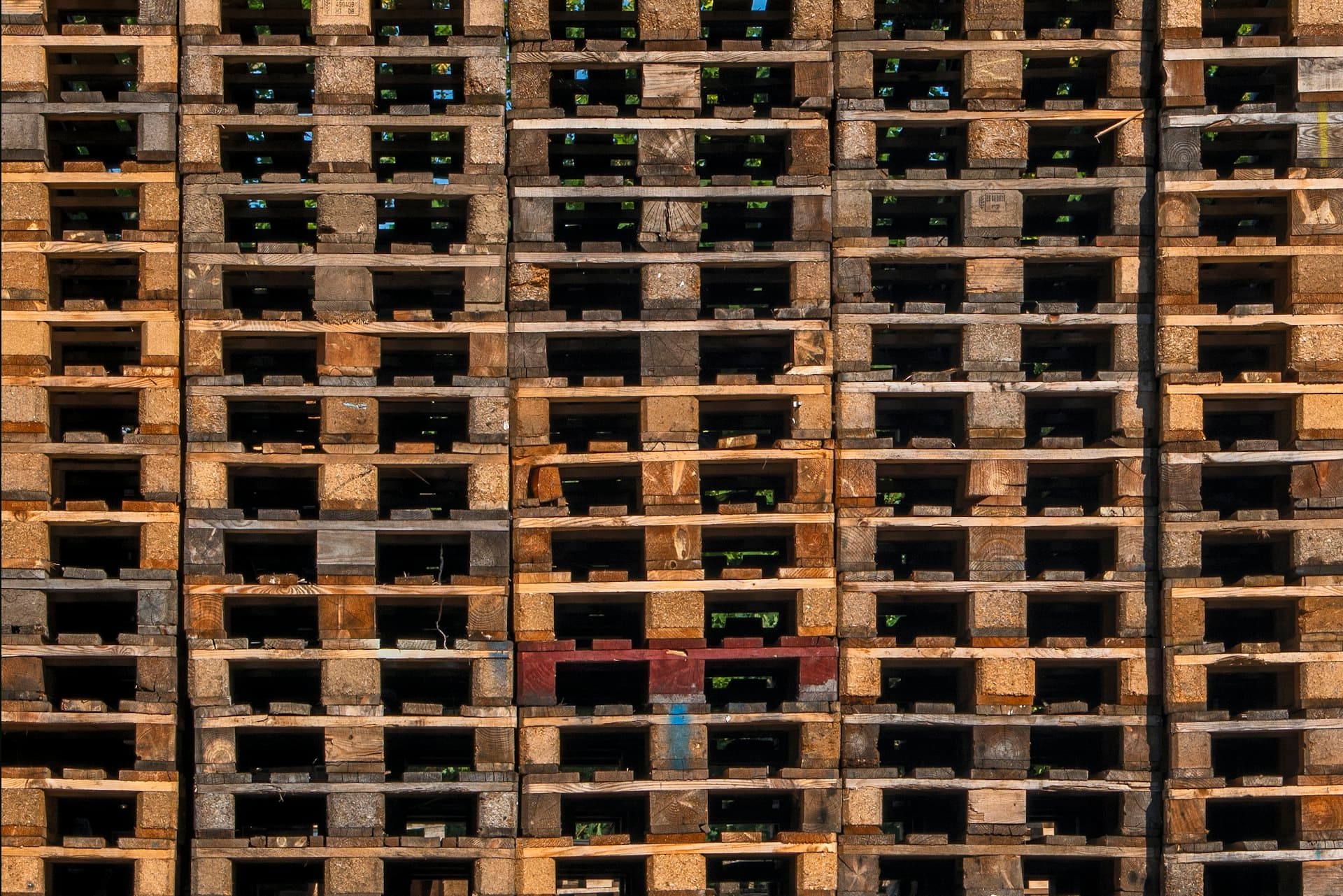 Pallets de madera apilados en una zona de almacenamiento